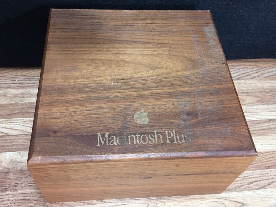 Macintosh Plus フロッピーディスク入れ Macintosh Plus 3.5″ Wood Disk Box – Apple Rescue of Denver
